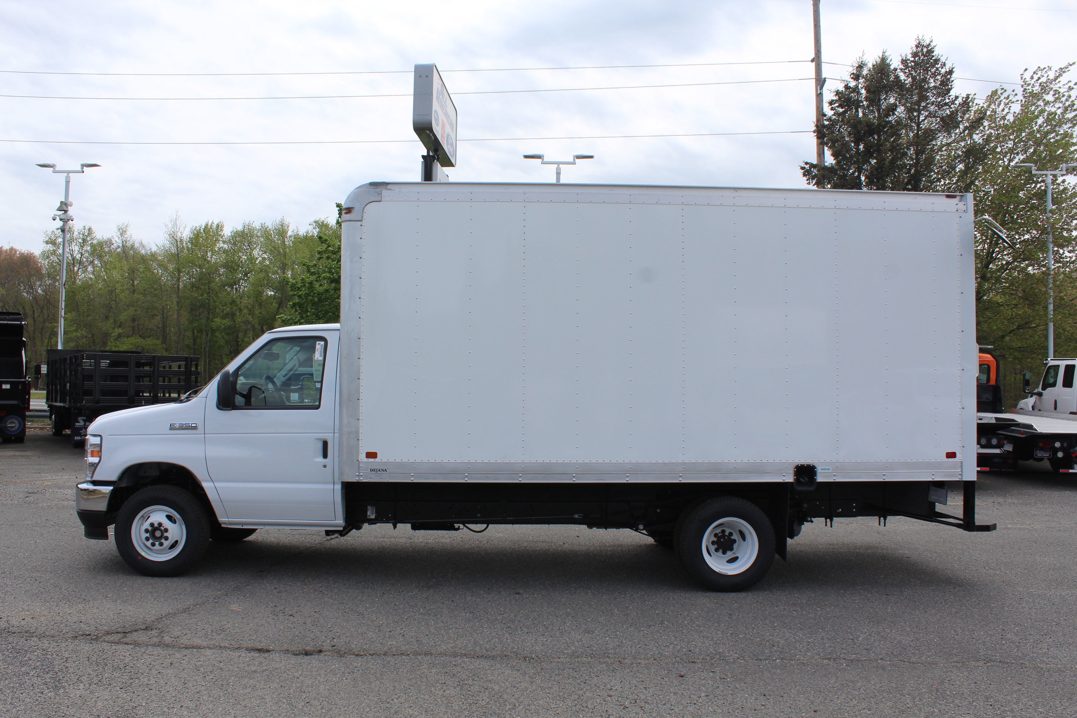 2027 Ford Dry Freight Box Truck E-350 16 FT DuraCube Pro Aluminum Body