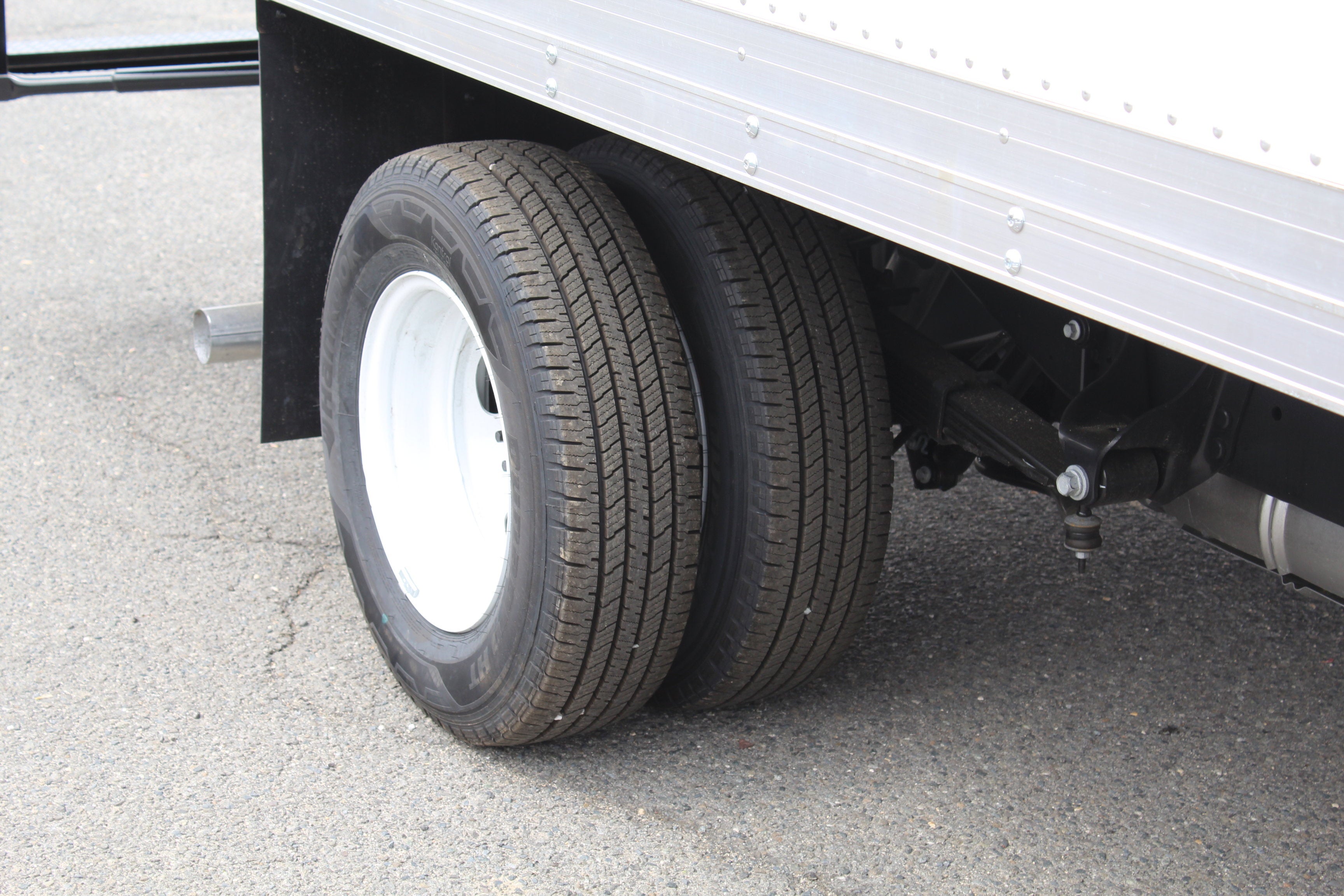 2027 Ford Dry Freight Box Truck E-350 16 FT DuraCube Pro Aluminum Body